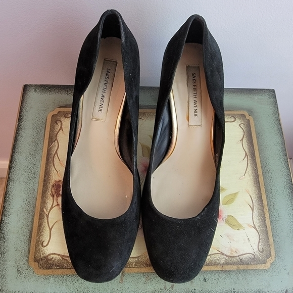 Saks Fifth Ave Galent Black Suede Pump Size 6 1/2 - Picture 2 of 14